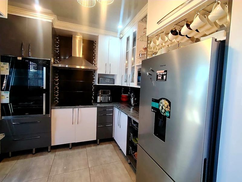 4 Bedroom House in West Bank - Photo 4