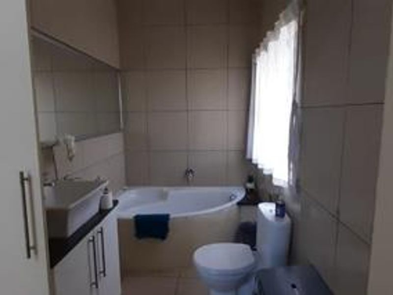 Modern 2-bedroom 2 bathroom for in Rooihuiskraal - Photo 9