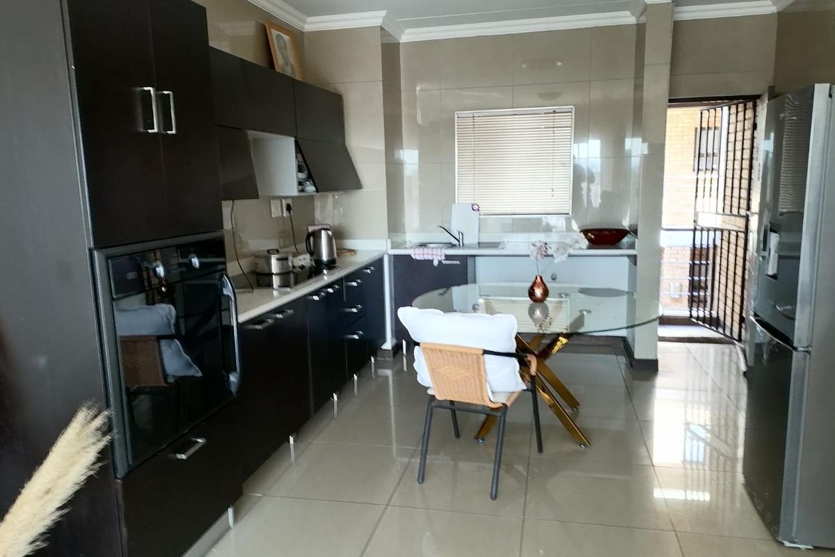 Modern 2 bedroom 1st floor unit for sale in Centurion - Photo 5