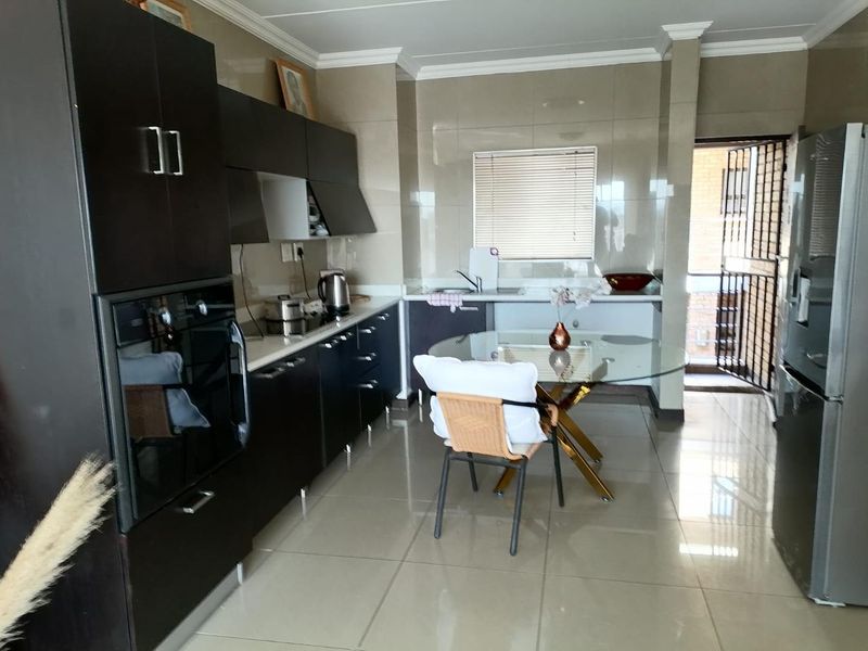 Modern 2 bedroom 1st floor unit for sale in Centurion - Photo 5