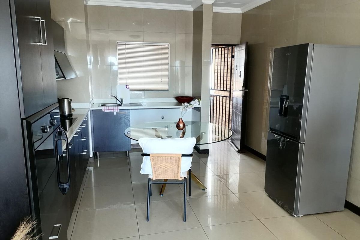 Modern 2 bedroom 1st floor unit for sale in Centurion - Photo 2