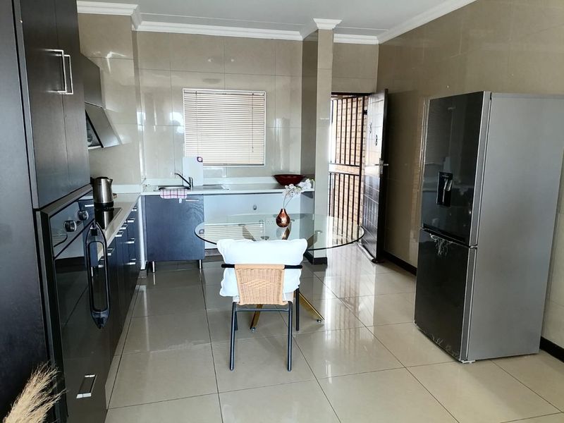 Modern 2 bedroom 1st floor unit for sale in Centurion - Photo 2
