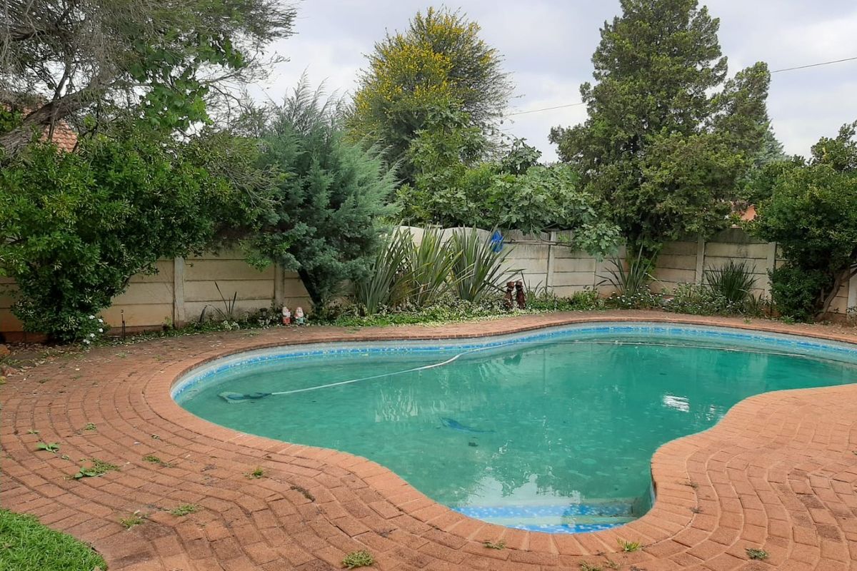 3 Bed 2 Bath House with swimming pool in Stilfontein - Photo 2