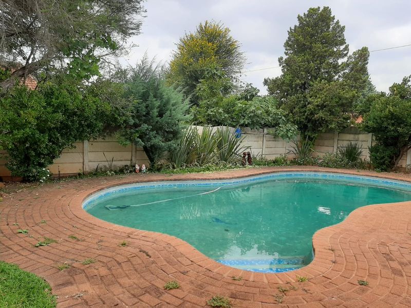 3 Bed 2 Bath House with swimming pool in Stilfontein - Photo 2