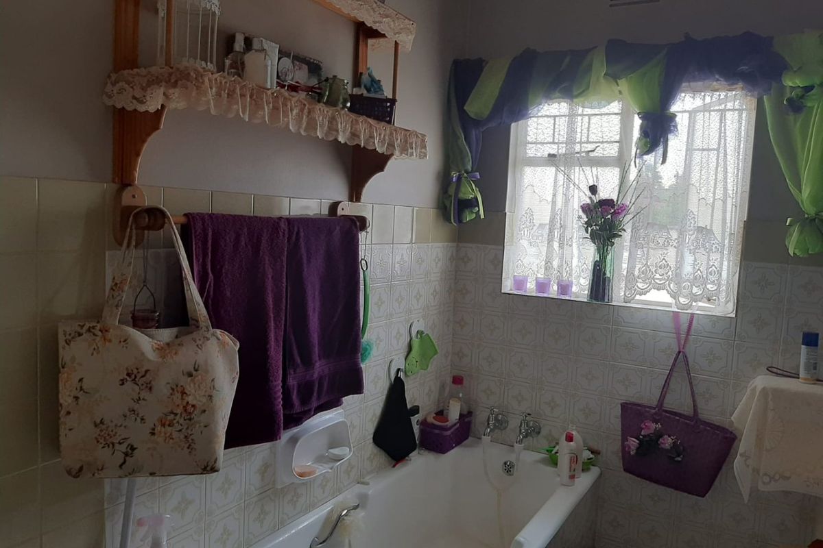 3 Bed 2 Bath House with swimming pool in Stilfontein - Photo 5