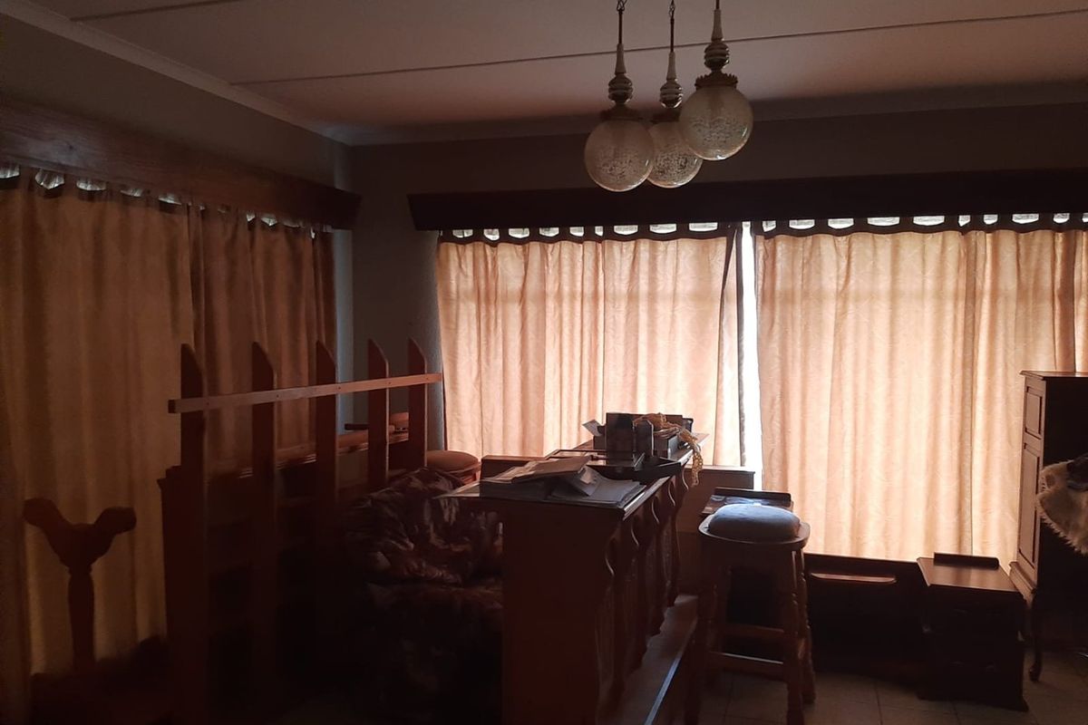 3 Bed 2 Bath House with swimming pool in Stilfontein - Photo 4