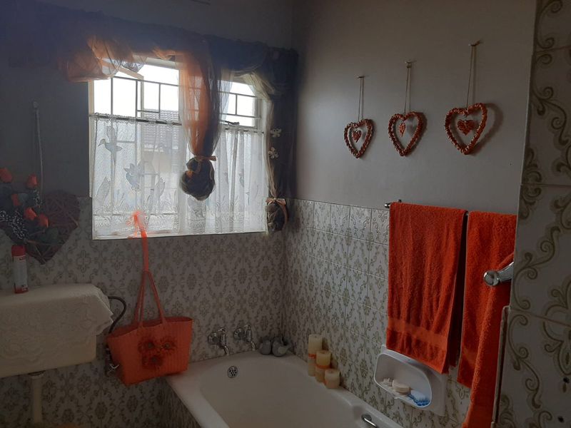 3 Bed 2 Bath House with swimming pool in Stilfontein - Photo 9