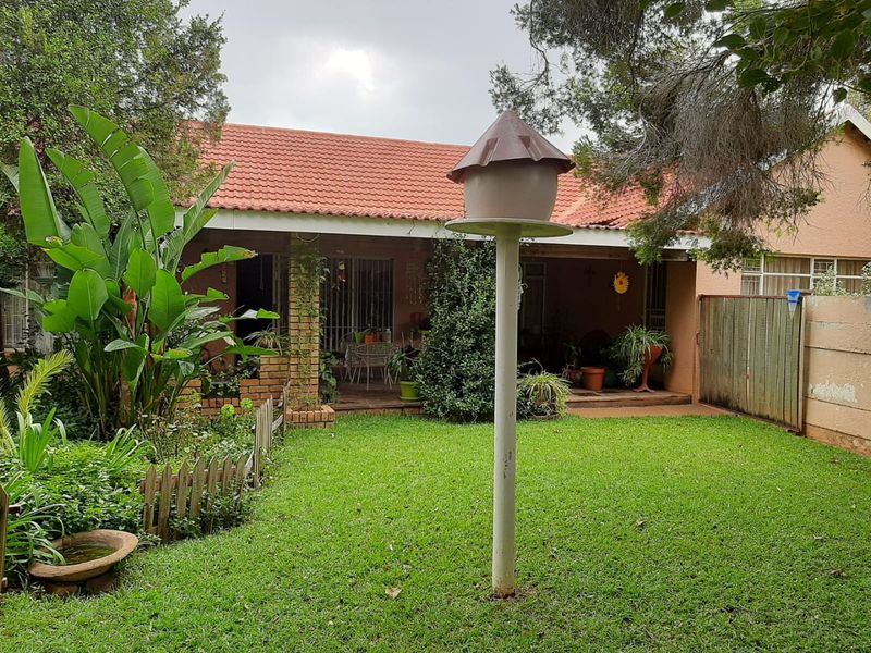 3 Bed 2 Bath House with swimming pool in Stilfontein - Photo 8