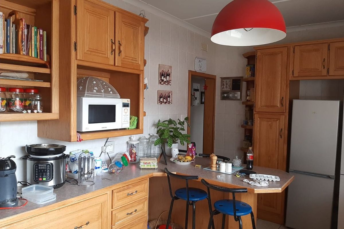 3 Bed 2 Bath House with swimming pool in Stilfontein - Photo 3