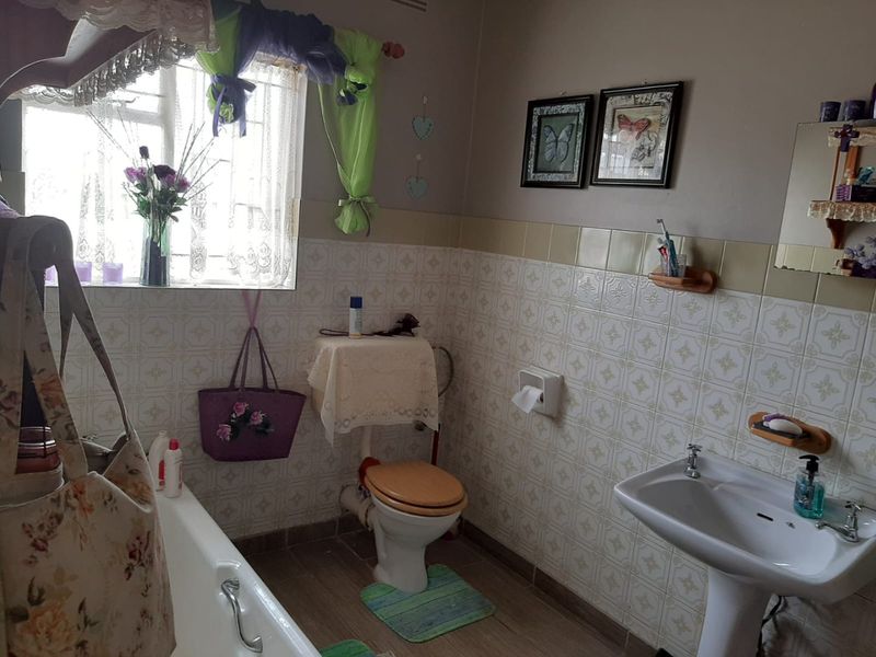 3 Bed 2 Bath House with swimming pool in Stilfontein - Photo 7