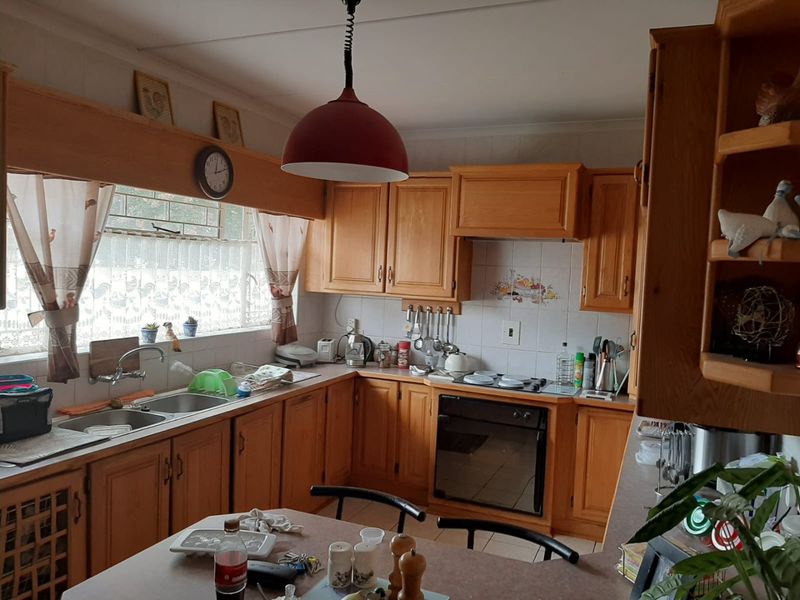 3 Bed 2 Bath House with swimming pool in Stilfontein - Photo 6