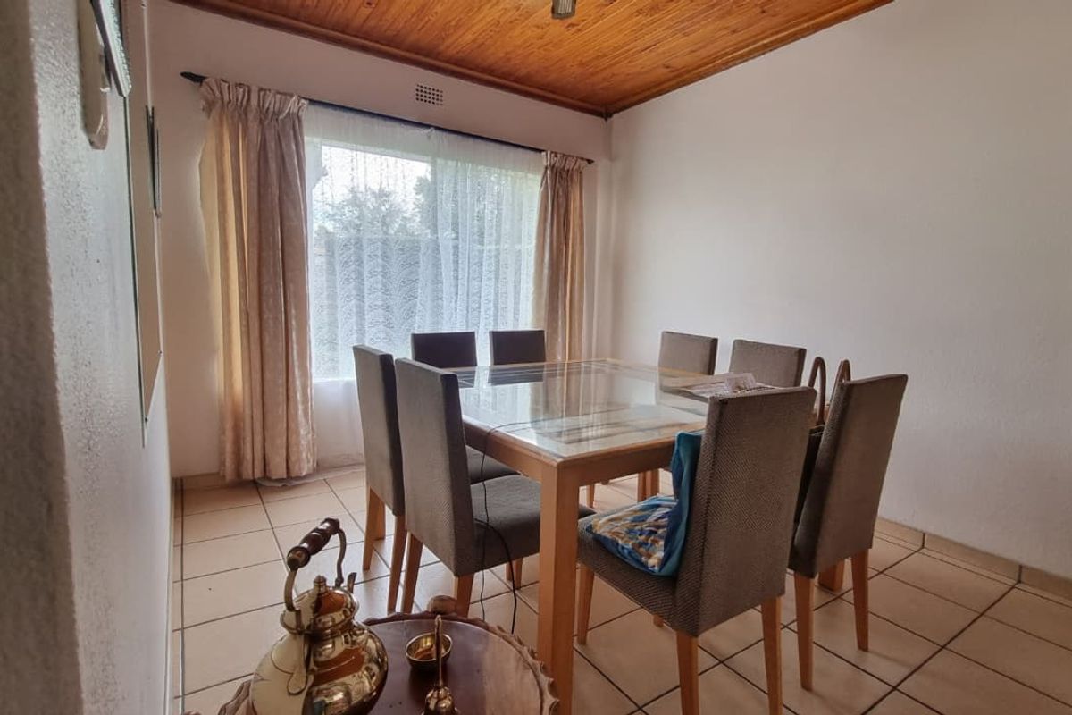 Stunning residence with a heated pool. - Photo 4