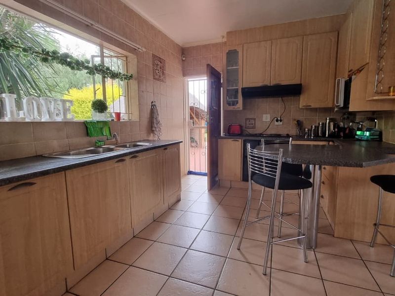 Stunning residence with a heated pool. - Photo 10