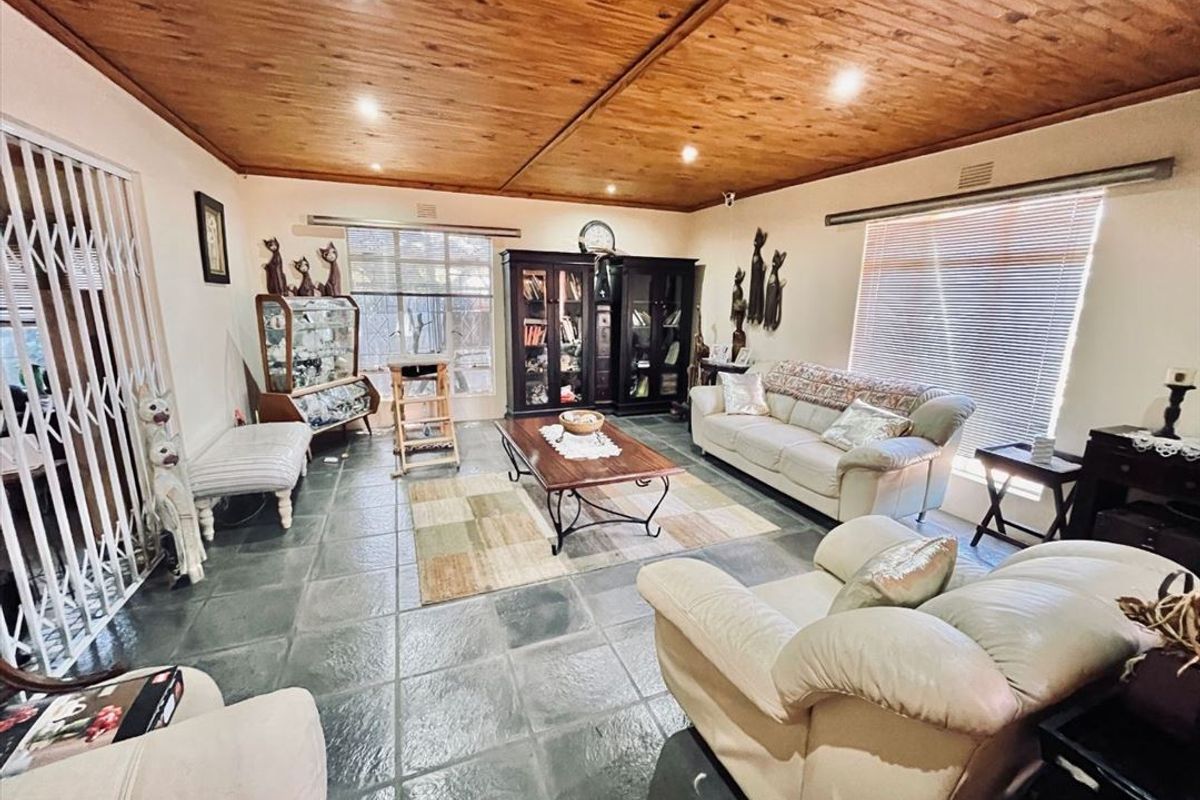 Spacious Family Home with Granny Flat & Pool - Photo 2