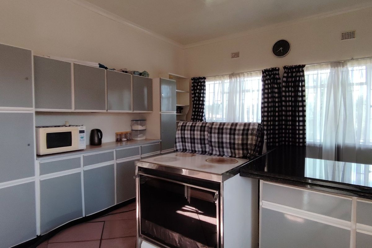 Investment Opportunity on Expansive Stand in Mooilande - Photo 3