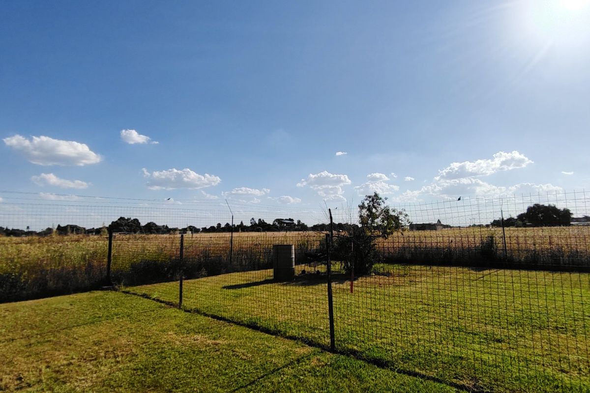 Investment Opportunity on Expansive Stand in Mooilande - Photo 2