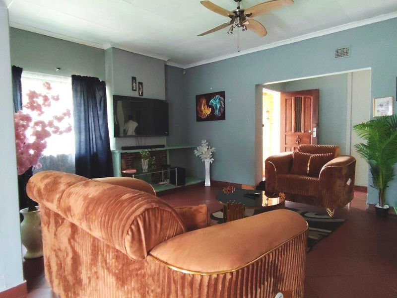 Family Home with Flatlet in Vanderbijlpark SW5 - Photo 5