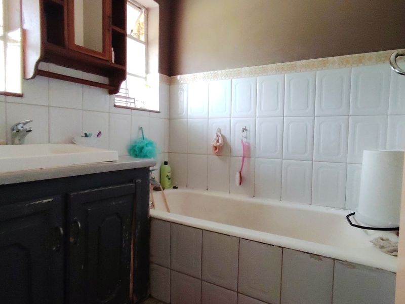 Family Home with Flatlet in Vanderbijlpark SW5 - Photo 10