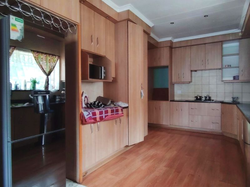 Family Home with Flatlet in Vanderbijlpark SW5 - Photo 8