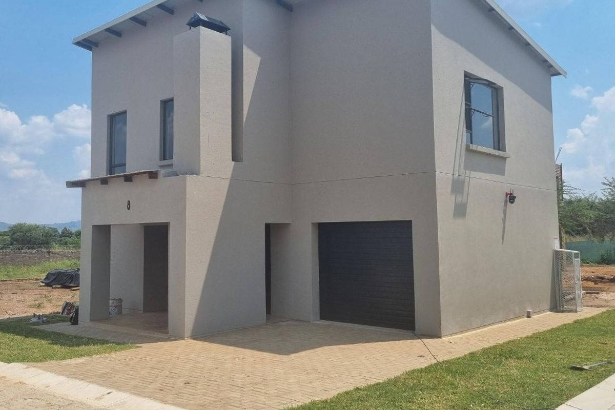 Stunning Double-Storey 3-Bedroom Townhouse in Melodie, Hartbeespoort - Photo 2