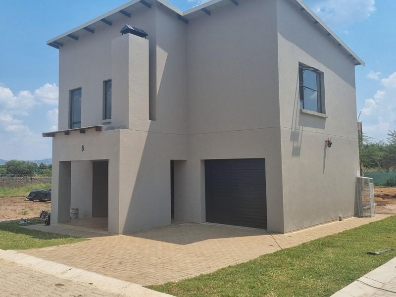 Stunning Double-Storey 3-Bedroom Townhouse in Melodie, Hartbeespoort - Photo 2