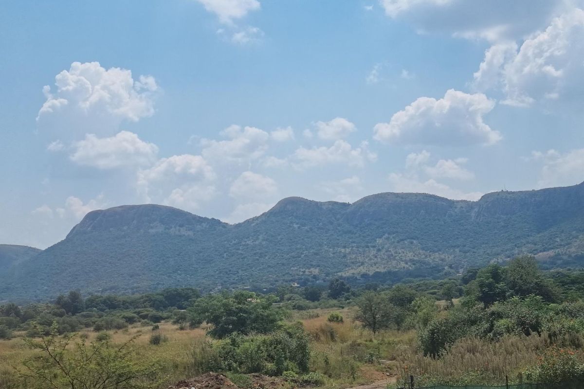 Stunning Double-Storey 3-Bedroom Townhouse in Melodie, Hartbeespoort - Photo 3