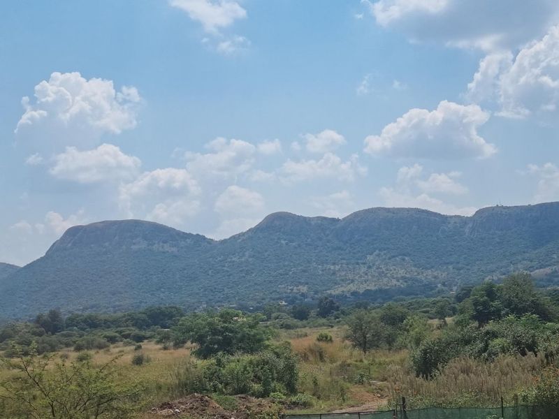 Stunning Double-Storey 3-Bedroom Townhouse in Melodie, Hartbeespoort - Photo 3