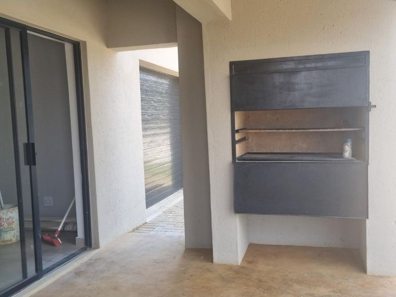 Stunning Double-Storey 3-Bedroom Townhouse in Melodie, Hartbeespoort - Photo 10