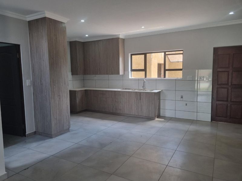 Stunning Double-Storey 3-Bedroom Townhouse in Melodie, Hartbeespoort - Photo 7