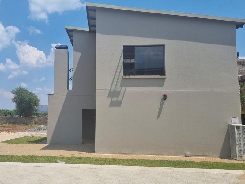 Stunning Double-Storey 3-Bedroom Townhouse in Melodie, Hartbeespoort - Photo 5