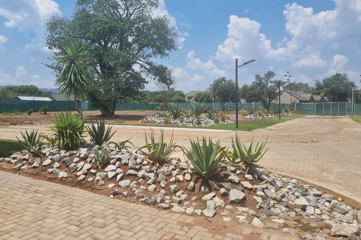 Stunning Double-Storey 3-Bedroom Townhouse in Melodie, Hartbeespoort - Photo 4