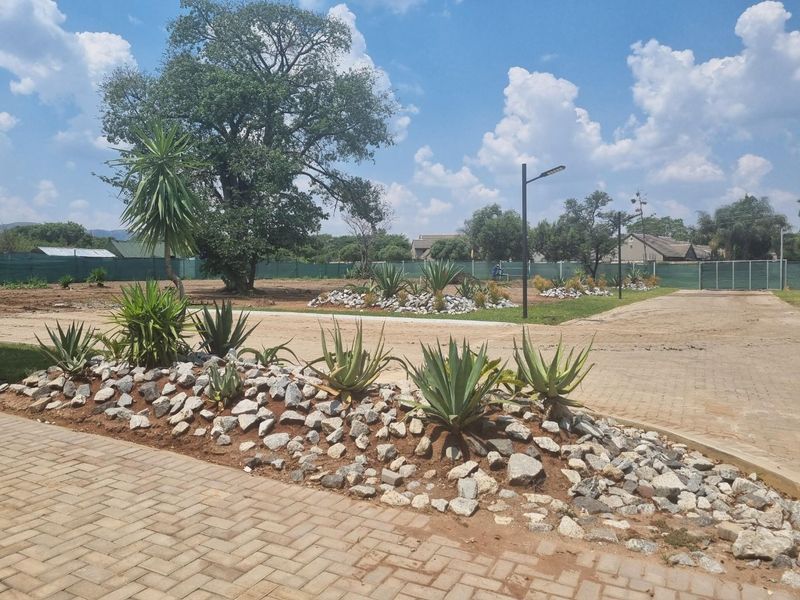 Stunning Double-Storey 3-Bedroom Townhouse in Melodie, Hartbeespoort - Photo 4