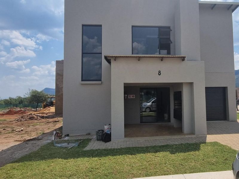 Stunning Double-Storey 3-Bedroom Townhouse in Melodie, Hartbeespoort - Photo 1