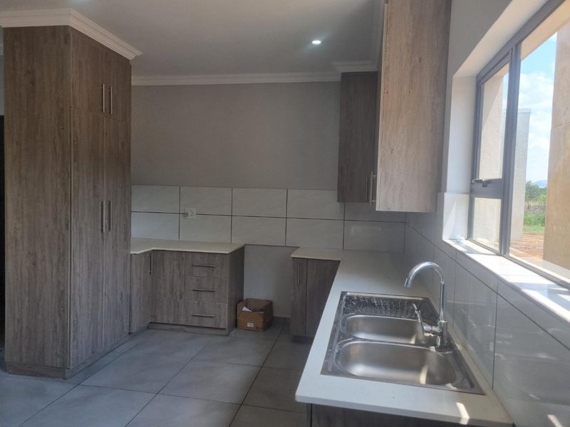 Stunning Double-Storey 3-Bedroom Townhouse in Melodie, Hartbeespoort - Photo 8
