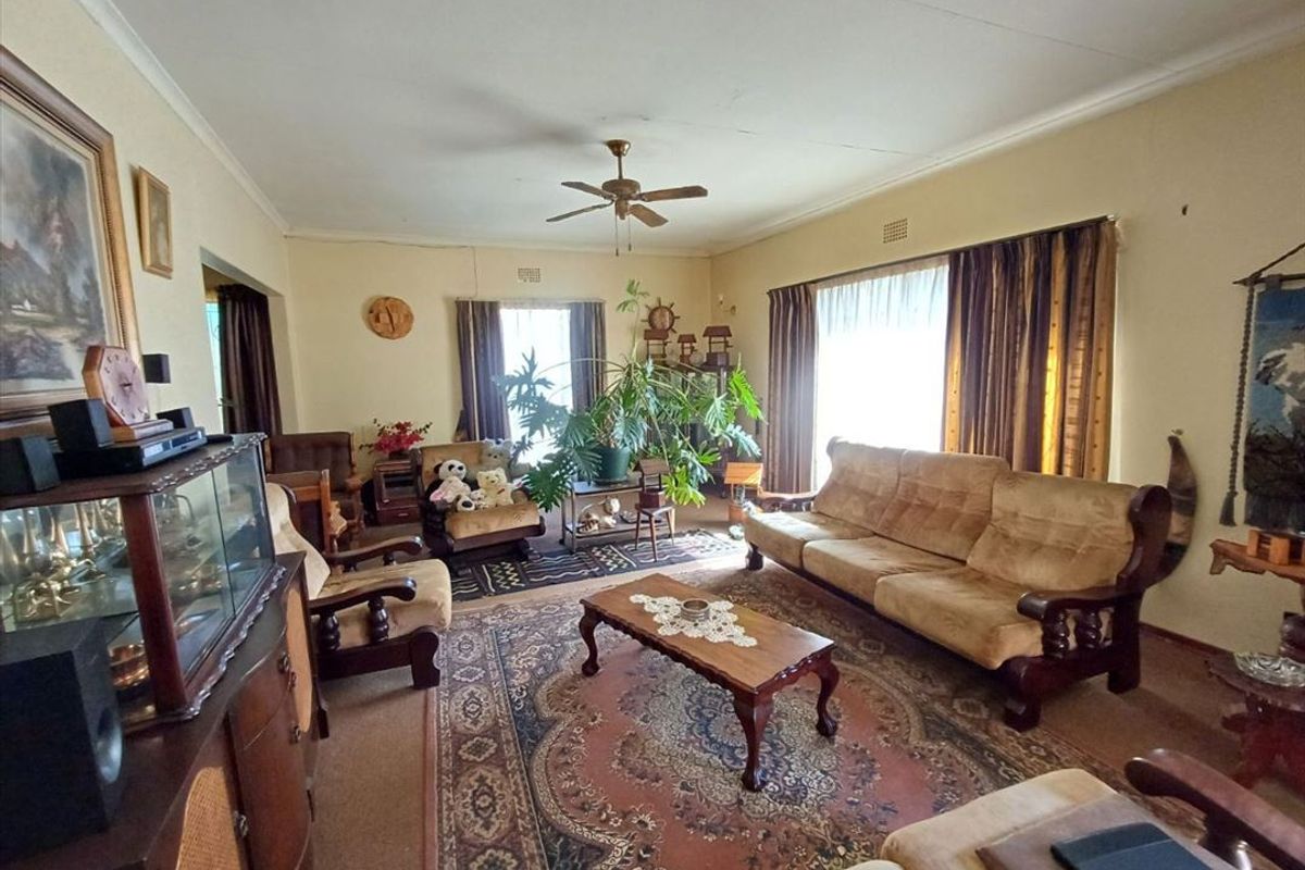 Spacious Family Home with Pool and Garage - Photo 2