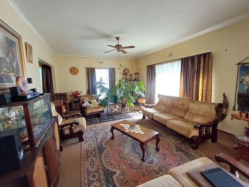 Spacious Family Home with Pool and Garage - Photo 2