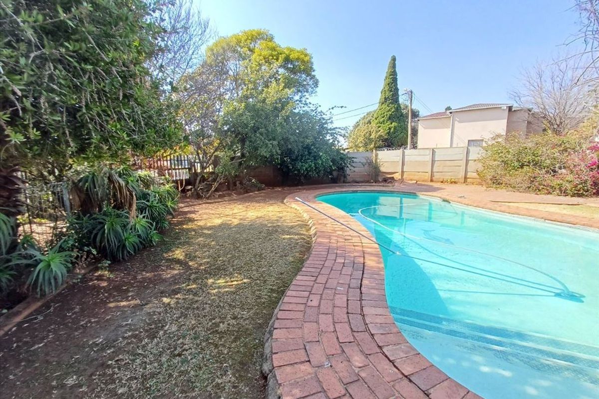 Spacious Family Home with Pool and Garage - Photo 3