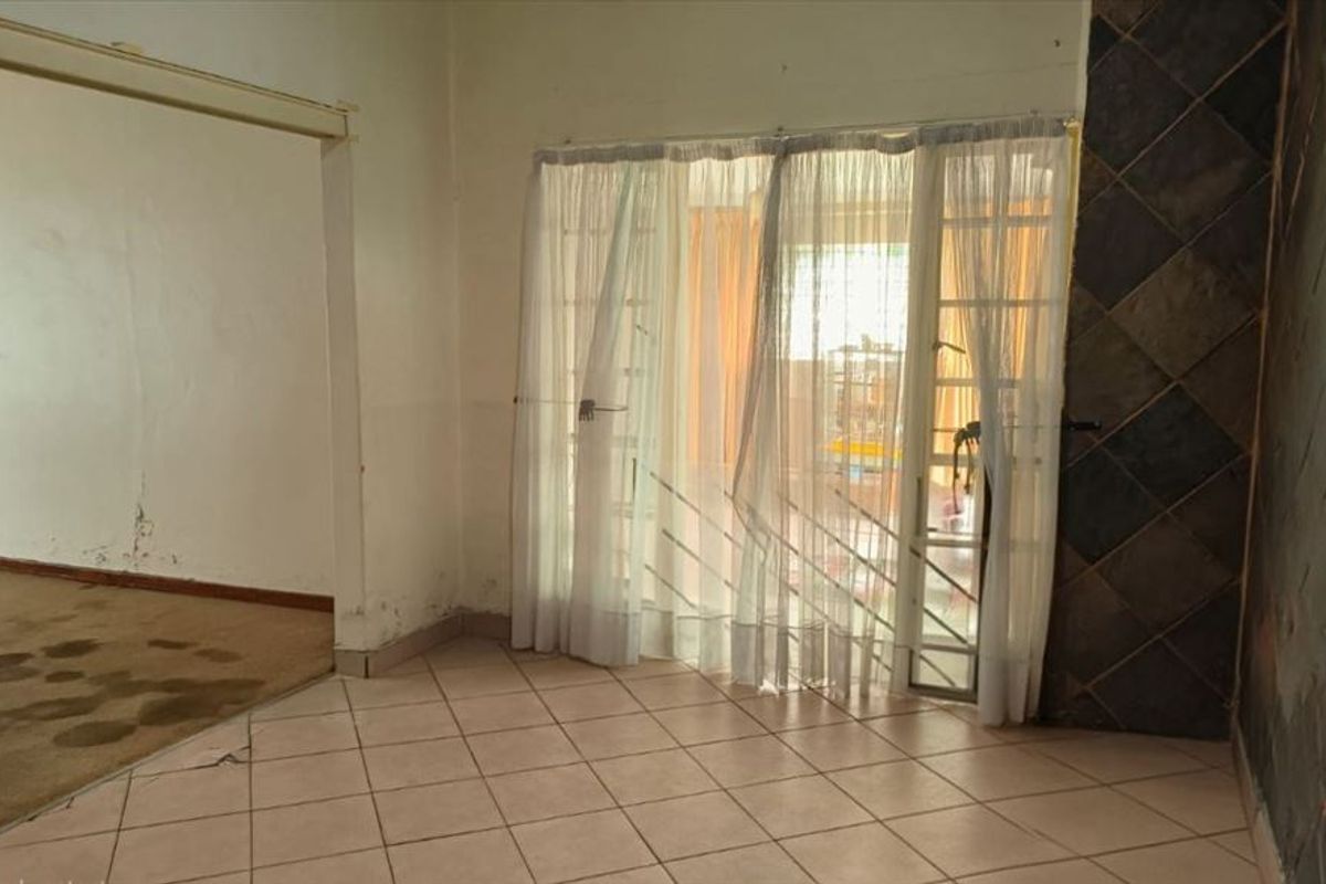 Spacious Family Home with Staff Quarters and Ample Parking - Photo 2