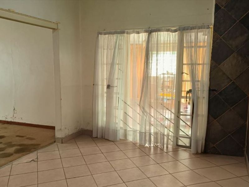 Spacious Family Home with Staff Quarters and Ample Parking - Photo 2