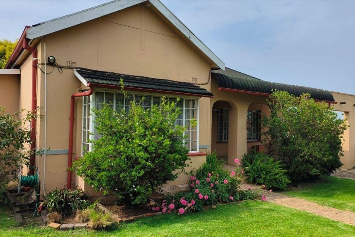 Spacious Family Home with Staff Quarters and Ample Parking - Photo 3