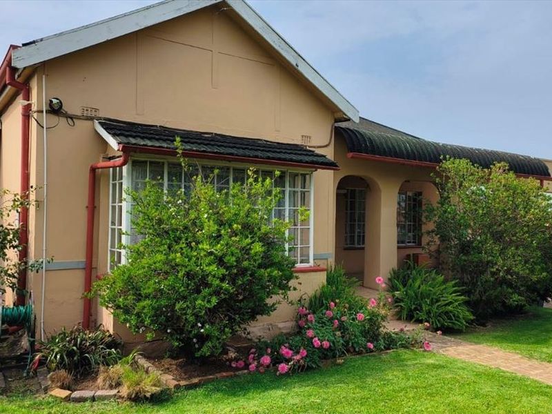 Spacious Family Home with Staff Quarters and Ample Parking - Photo 3