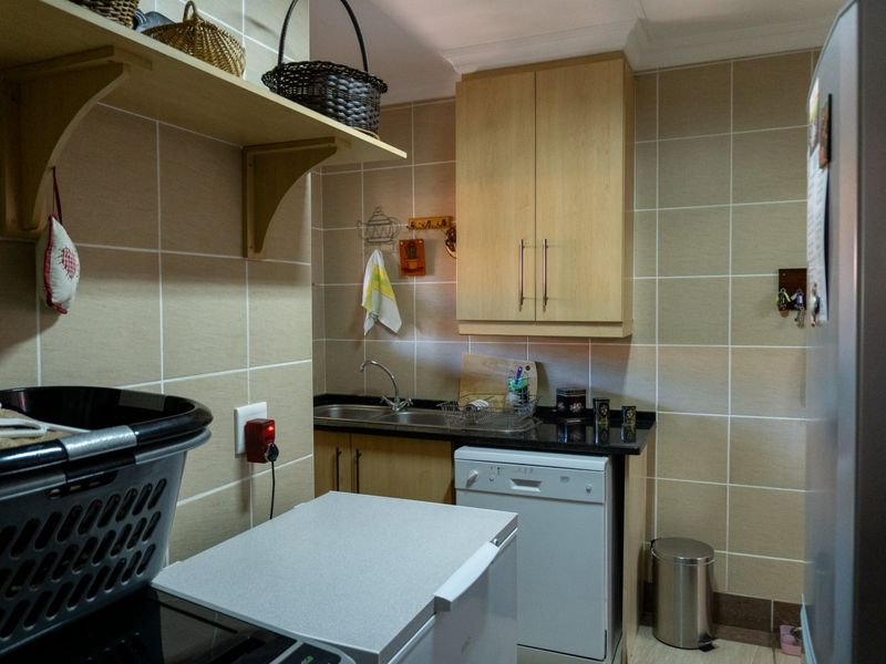 Luxury, space and tranquility in a full-title complex. - Photo 10