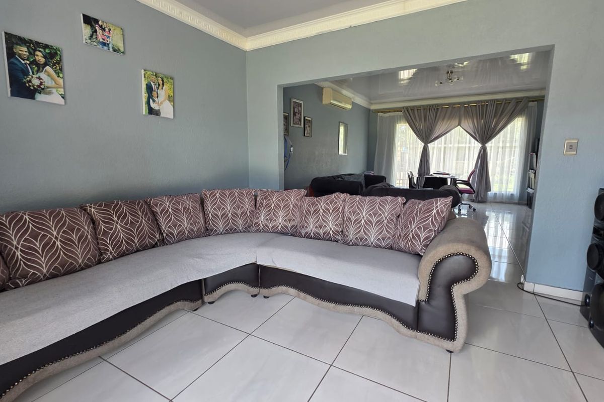 Spacious Family Living with Exceptional Potentia - Photo 4