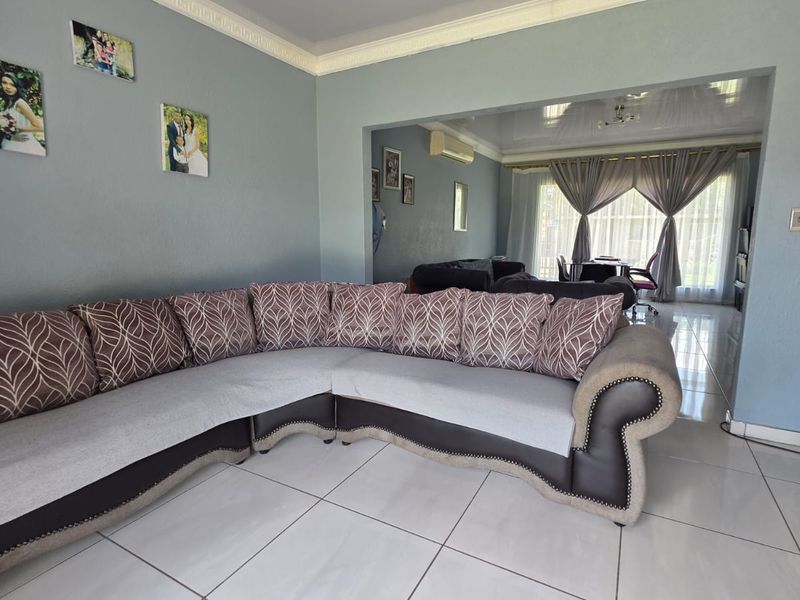 Spacious Family Living with Exceptional Potentia - Photo 4