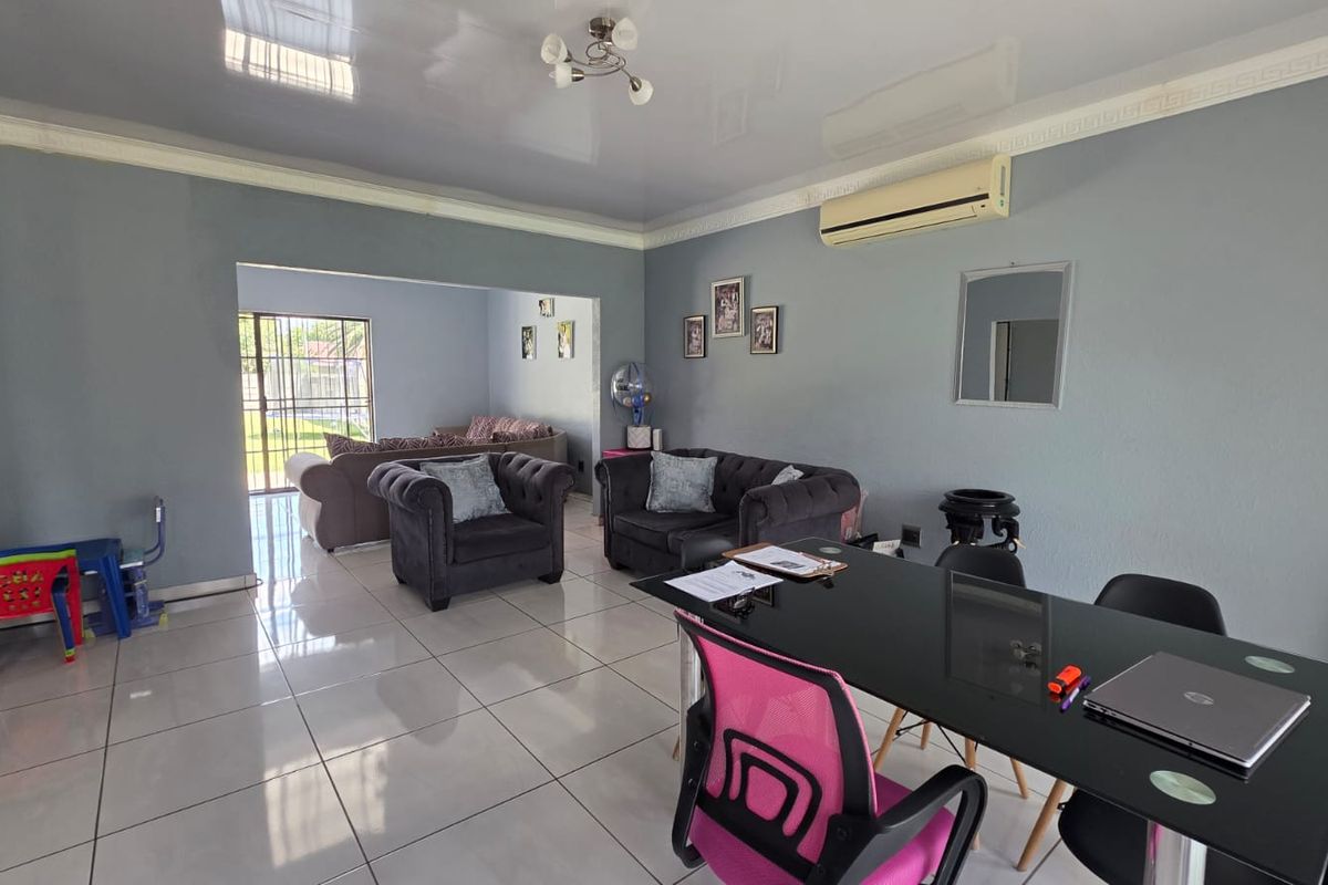 Spacious Family Living with Exceptional Potentia - Photo 3