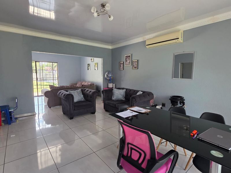 Spacious Family Living with Exceptional Potentia - Photo 3