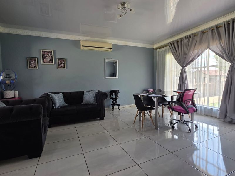 Spacious Family Living with Exceptional Potentia - Photo 2