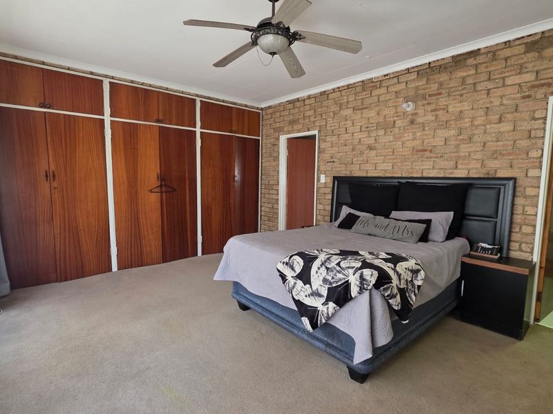 Spacious Family Living with Exceptional Potentia - Photo 10