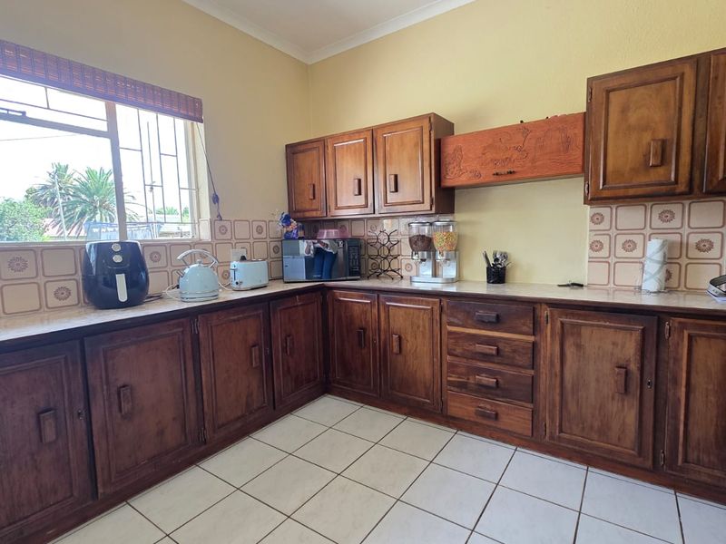 Spacious Family Living with Exceptional Potentia - Photo 9