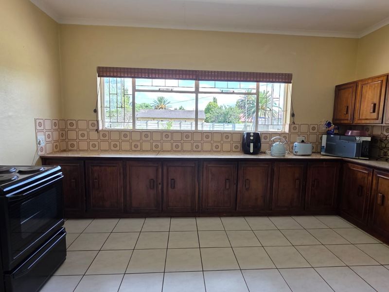 Spacious Family Living with Exceptional Potentia - Photo 7